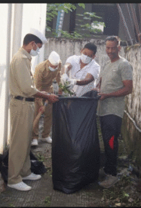 Nirankari devotees brightened railway station under mega cleanliness campaign | मेगा स्वच्छता अभियान के तहत निरंकारी भक्तो ने चमकाया रेलवे स्टेशन