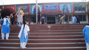 Nirankari devotees brightened railway station under mega cleanliness campaign | मेगा स्वच्छता अभियान के तहत निरंकारी भक्तो ने चमकाया रेलवे स्टेशन