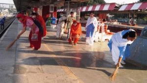 Nirankari devotees brightened railway station under mega cleanliness campaign | मेगा स्वच्छता अभियान के तहत निरंकारी भक्तो ने चमकाया रेलवे स्टेशन