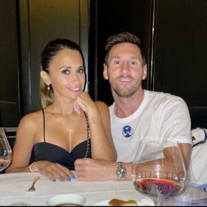 Lionel Messi's wife: Meet the stunning brunette cheering on the Barcelona star Sport Football लियोनेल मेस्सी की पत्नी: बार्सिलोना स्टार स्पोर्ट फुटबॉल पर चीयर करती हुई इस खूबसूरत श्यामला से मिलें