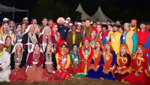 The President also got acquainted with the rich cultural heritage of Uttarakhand. The folk culture of the state was demonstrated by the folk artists before the President | राष्ट्रपति उत्तराखण्ड की समृद्ध सांस्कृतिक विरासत से भी परिचित हुई। राष्ट्रपति के समक्ष प्रदेश की लोक संस्कृति का लोक कलाकारों द्वारा प्रदर्शन किया गया।