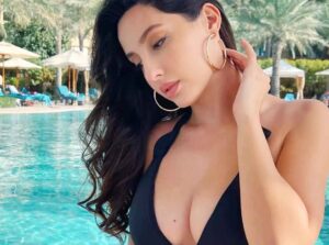 Nora Fatehi's curves set the internet on fire | नोरा फतेही के कर्व्स दिखाते इंटरनेट पर लगा दी आग